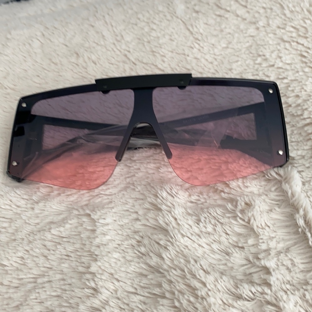 Black and pink oversize glasses